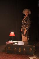 Une femme en peignoir qui joue Colette