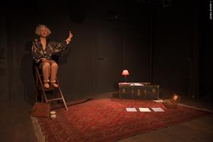 Une femme en peignoir qui joue Colette