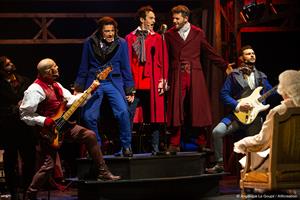 Deux hommes chantant dans un micro