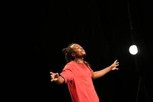Yves Mwamba a 12 ans lorsqu’il découvre le hip-hop à Kisangani (RDC), 