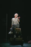 Guillaume sur des valises