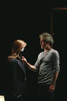 Guillaume avec un mannequin représentant sa mère