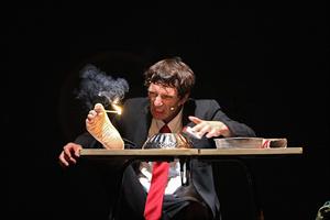 Un homme avec une alumette entre les orteils