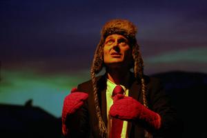 Un homme avec une chapka