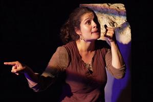 Une femme dans une cave