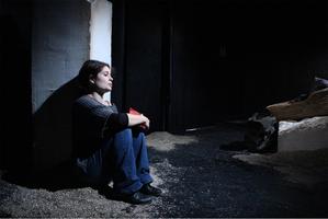 Une femme contre un mur