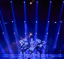 La troupe de The Empire Strips Back