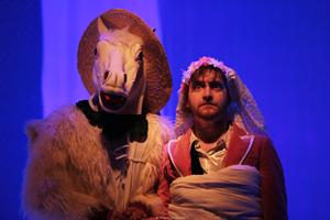 Un homme et un cheval à chapeau