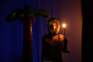 Un homme avec une torche