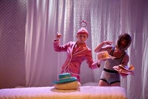 Une modiste dans sa boutique