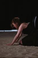 Une femme dans le sable