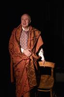 Hervé Briaux enveloppé dans un drap