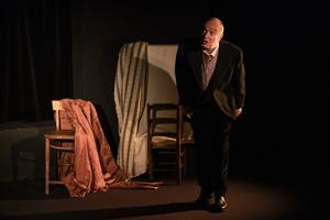 Hervé Brieux devant un cadre