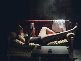 Une femme seule chez elle