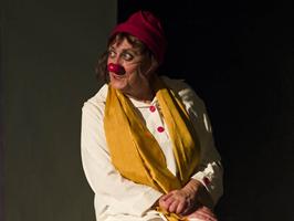 Une dame avec un nez de clown