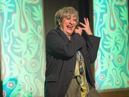 Une dame seule sur scène