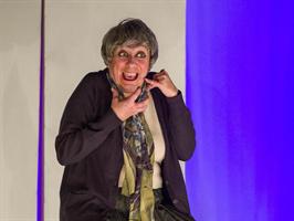 Une femme seule sur scène