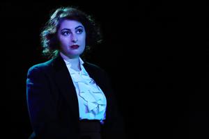 Le trio d'interprètes sur scène