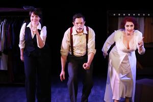 Le trio d'interprètes sur scène