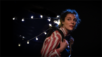 Une marchande de bruits rencontre l'écho de sa voix. Le duo clownesque