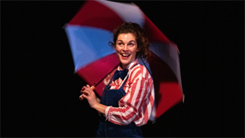 Une marchande de bruits rencontre l'écho de sa voix. Le duo clownesque