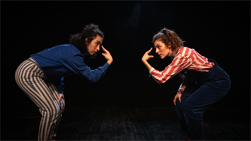 Une marchande de bruits rencontre l'écho de sa voix. Le duo clownesque