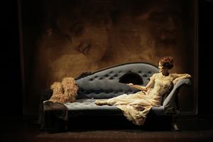 Sophie Tellier sur son canapé