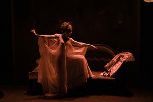 Sophie Tellier dans une lumière rouge