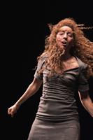 Une femme avec les cheveux dans le vent