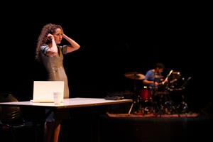 Une femme avec un casque