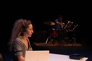 Une femme avec un casque audio