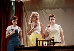 Trois femmes buvant du vin