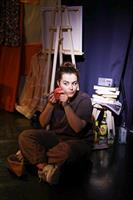 Une femme qui se maquille