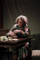 Une femme à sa table