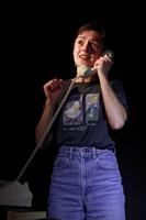 Une femme qui téléphone