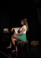 Une femme qui attend sur une chaise