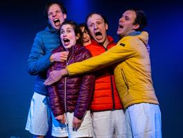 Cinq personnes sur scène