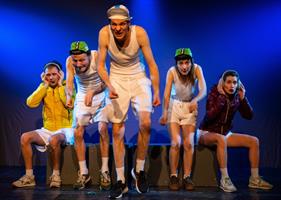 Cinq personnes sur scène