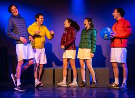 Cinq personnes sur scène