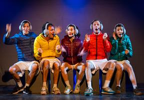 Cinq personnes sur scène