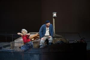 Deux personnes sur un toit