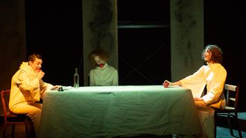 Un conte burlesque, mené tambours battants, qui nous entraîne dans les