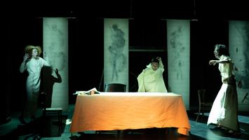 Un conte burlesque, mené tambours battants, qui nous entraîne dans les