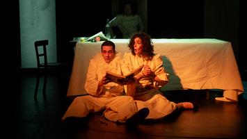 Un conte burlesque, mené tambours battants, qui nous entraîne dans les