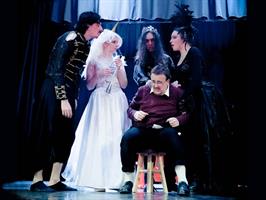 Un petit garçon entouré de créatures fantastiques