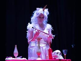 Une licorne avec une trompette