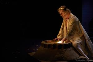 Un homme devant un chaudron