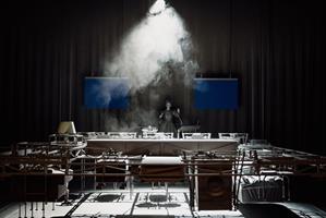 Dans une vision dystopique grand format, Alice Laloy échafaude un syst