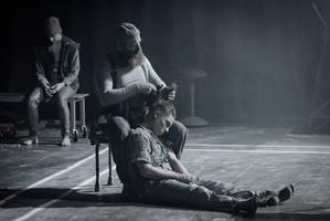 Dans une vision dystopique grand format, Alice Laloy échafaude un syst