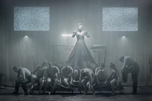 Dans une vision dystopique grand format, Alice Laloy échafaude un syst